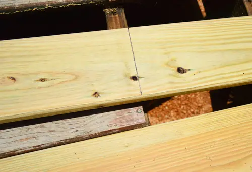 Markierungslinie für den Zuschnitt der neuen Terrassendiele