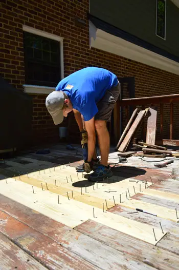 John schraubt neue Terrassendielen ein