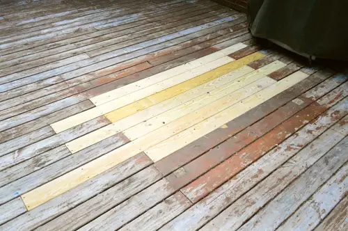 Trou réparé dans une terrasse en bois