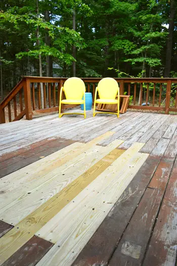 Une autre vue du trou réparé dans une terrasse en bois