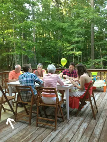 Rassemblement de personnes sur un trou réparé dans une terrasse en bois