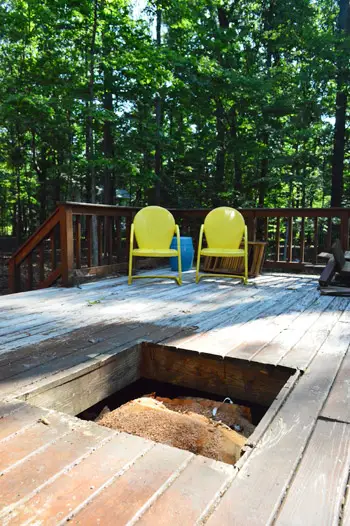 Trou dans une terrasse en bois laissé par un arbre enlevé