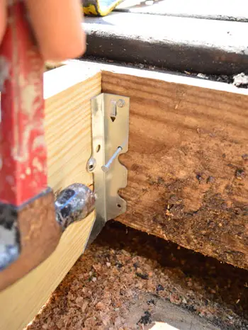 Clouage de cintres métalliques pour réparer un trou dans la terrasse