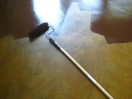 pintar sobre un piso de concreto teñido con un rodillo