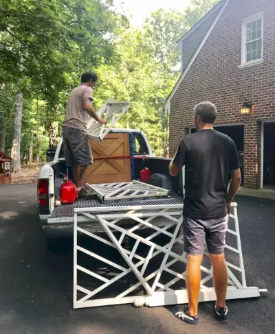 John carica grandi ringhiere su un camioncino