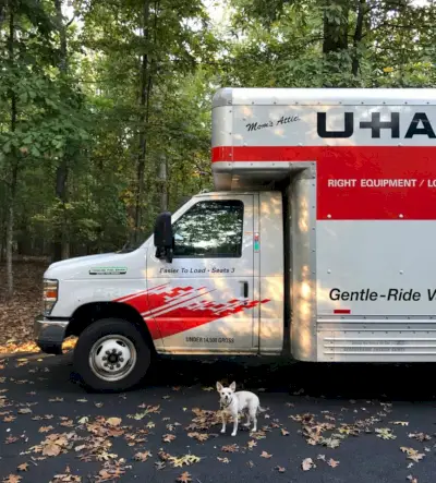 Camión de mudanzas Uhaul con chihuahua al frente