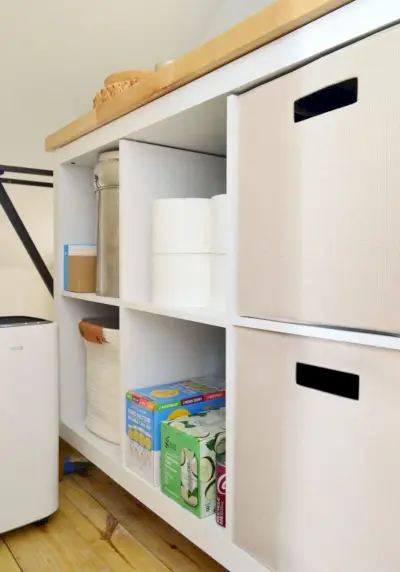 Cubby Oppbevaringshylle I Utility Closet Med Butcher Block Counter