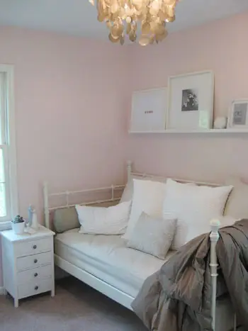 lit de repos-rose-blanc-chambre-d'amis-placard