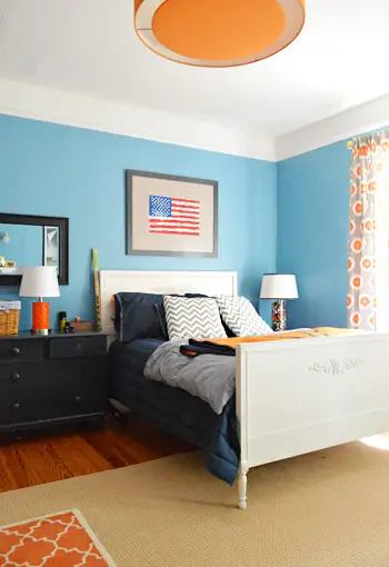 Chambre de garçons avec des accents orange et bleu