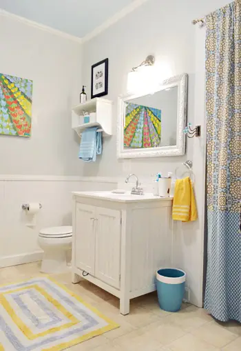 Salle de bain bleue et jaune avec vanité