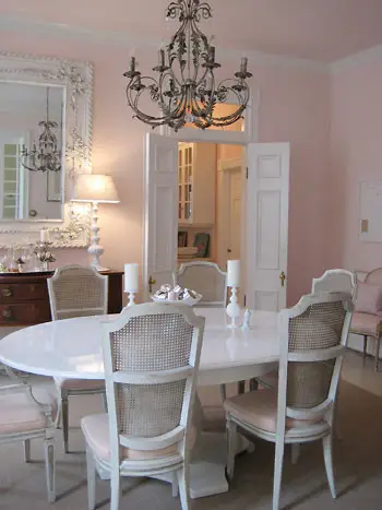 salle-à-manger-formelle-table-laquée-lustre