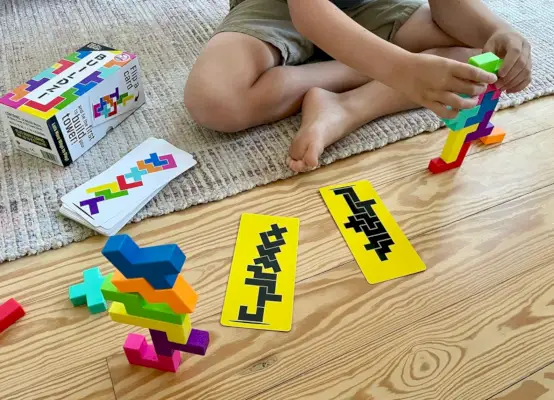 Jeu de blocs de construction Buildzi joué au sol