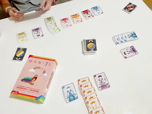 Jeu de cartes colorées Mantis joué sur table