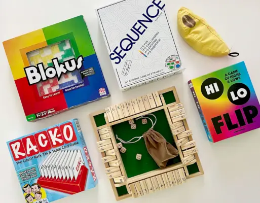 Beste leicht zu erlernende Brettspiele Blokus Sequence Bananagrams Racko Shut The Box Hi Lo Flip