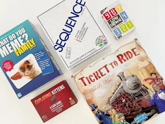 Meilleurs jeux de société familiaux What Do You Meme Séquence familiale Exploding Kittens Ticket To Ride Low Down