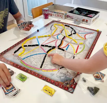 Famille jouant Ticket To Ride version originale