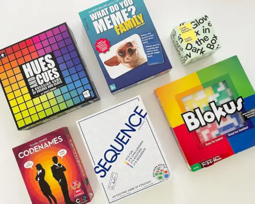 Beste 4-Personen-Tafelgrafiken, Hues And Clues, What Do You Meme, Family Cards Against Humanity, Family Codenames Sequence Blokus