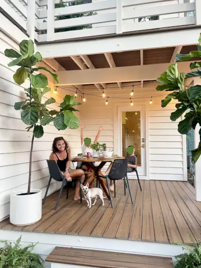 Famille assise sur une table de patio avec Burger debout sous la table