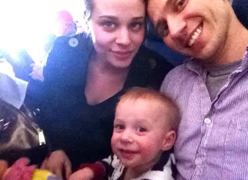 Familien-Selfie im Flugzeug mit 1-jährigem Kind