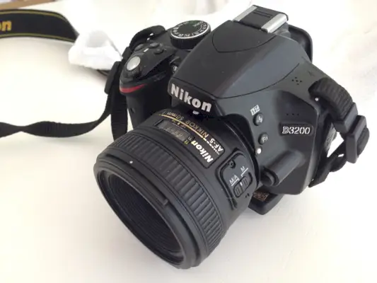 Nikon D3200 DLS-Kamera mit AF-S Nikkor 55-mm-Objektiv