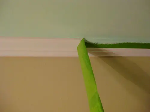 Grenouille pour enlever la peinture de la chambre d'enfant