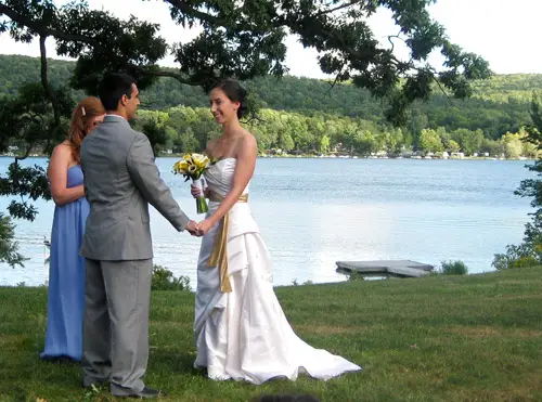 Festa de casamento com vestidos vermelhos e ponte e noivo