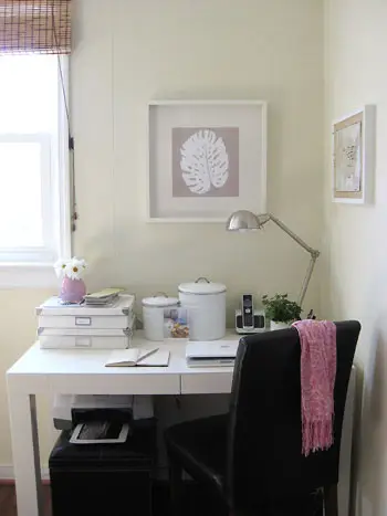 Petit bureau d'angle avec bureau Parsons de West Elm et œuvres d'art en forme de feuille de palmier