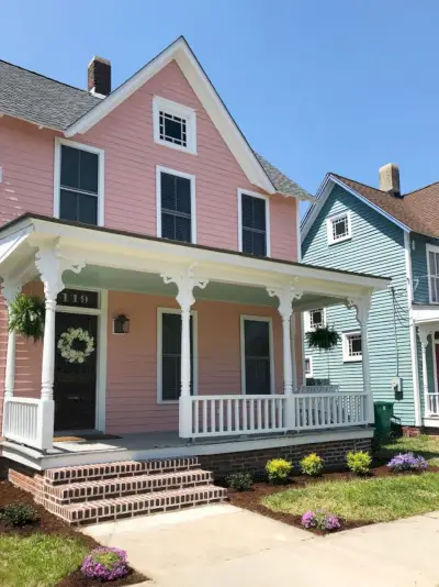 Aménagement paysager d'une maison de plage, angle juste planté