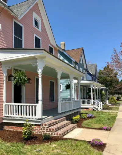 Aménagement paysager de maison de plage juste côté planté