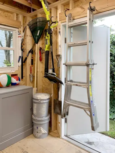 Beach Shed Organization Ladder Foran Dør Åpen