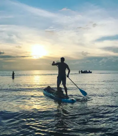 paddleboard avec des enfants au coucher du soleil sur la plage de Cape Charles