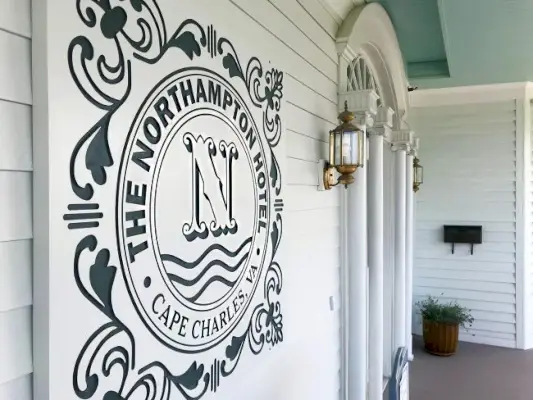 Le logo de l'hôtel Northampton à Cape Charles en Virginie