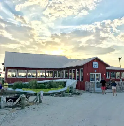 chudinská restaurace v Cape charles virginia při západu slunce