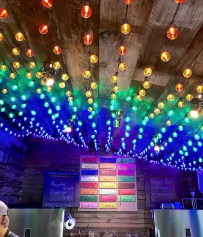 Regenbogenlichter in der Peach Beach Shave Ice Shack in Cape Charles, Virginia