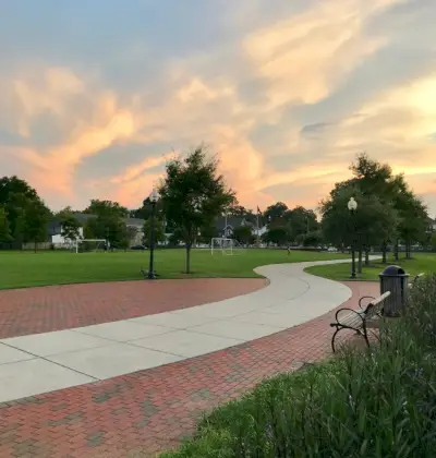 pôr do sol com trilha para caminhada no Cape Charles Virginia Central Park