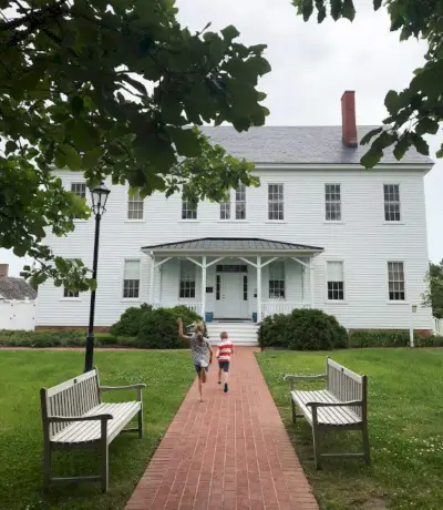 bambini che corrono fuori dal centro di Barrier Island, sulla costa orientale della Virginia