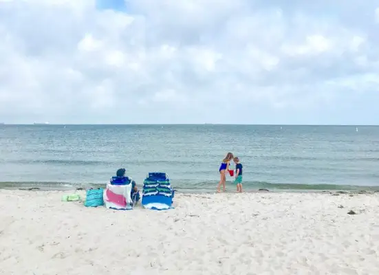 prázdná klidná pláž cape charles v zátoce chesapeake