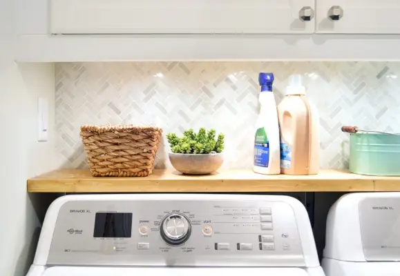 Detall del backsplash de marbre blanc al safareig