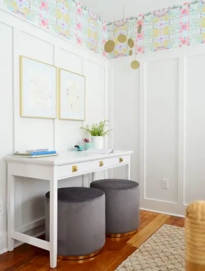 Bureau blanc contre tableau blanc et latte avec sièges pouf ottoman