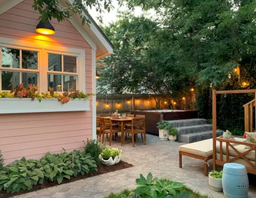 Cortile della casa al mare con patio finitrice e tettoia rosa