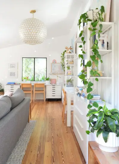 Habitació familiar a la planta superior amb plantes i llum penjant Serena & Lily capiz