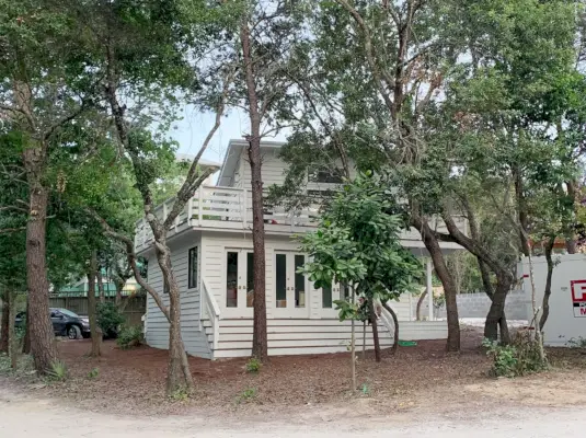 Casa després de la mudança sense calçada i cotxe a la palla de pi