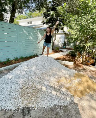 Sherry debout au sommet d'un tas de gravier bahama fraîchement livré pour l'allée