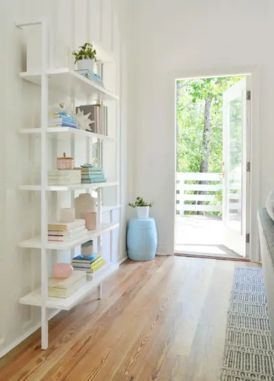 Libreria bianca galleggiante con porta aperta sul ponte