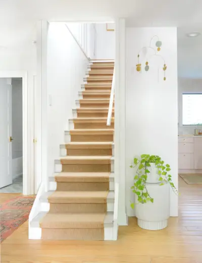 Treppe mit Jute-Treppenläufer in einem kleinen Haus