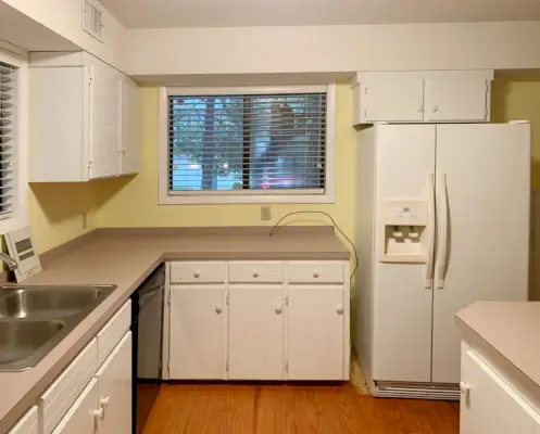 Foto de cocina antes con mostradores rosas y paredes amarillas