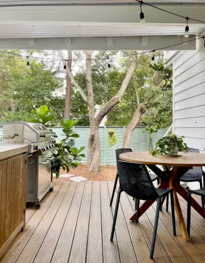 Vista del porche de la cocina visto a través de la puerta de la cocina