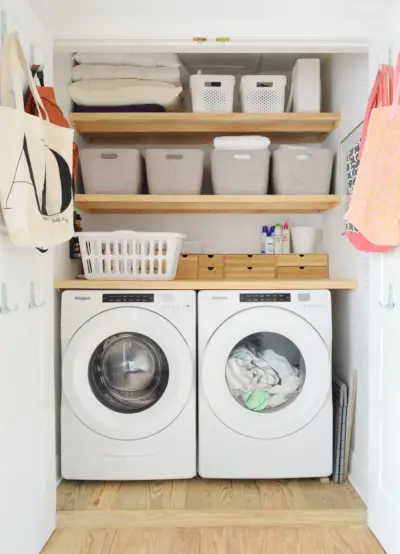 Wäscheschrank mit DIY-Aufbewahrungsregalen aus blondem Holz