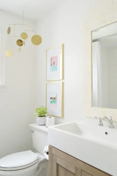 Salle de bain moderne et lumineuse avec vanité en bois et accents dorés