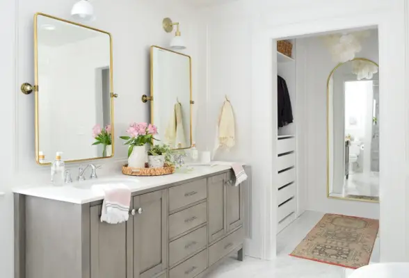 Grande salle de bain principale après photo avec vanité grise, dressing et miroir cintré